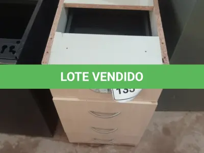 LOTE 135 - 01 GAVETEIRO EM MADEIRA COM 04 GAVETAS. (NO ESTADO EM QUE SE ENCONTRA. SUJEITO A AVARIAS OCULTAS/VISÍVEIS.)