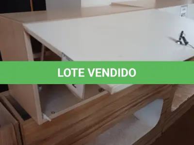 LOTE 412 - 01 ARMÁRIO SUSPENSO EM MADEIRA. (NO ESTADO EM QUE SE ENCONTRA. SUJEITO A AVARIAS OCULTAS/VISÍVEIS.)