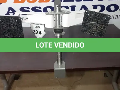 LOTE 224 - 01 SUPORTE PRATA PARA MONITOR E 02 STAND UP DESK (SUPORTE MONITOR). (NO ESTADO EM QUE SE ENCONTRA. SUJEITO A AVARIAS OCULTAS/VISÍVEIS.)