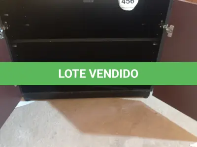 LOTE 456 - 01 ARMÁRIO BAIXO DE 02 PORTAS MADEIRA CLARA. (NO ESTADO EM QUE SE ENCONTRA. SUJEITO A AVARIAS OCULTAS/VISÍVEIS.)