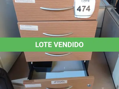 LOTE 474 - 01 GAVETEIRO DE MADEIRA COM 4 GAVETAS. (NO ESTADO EM QUE SE ENCONTRA. SUJEITO A AVARIAS OCULTAS/VISÍVEIS.)