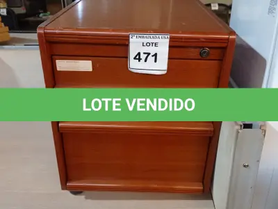 LOTE 471 - 01 GAVETEIRO DE MADEIRA COM 2 GAVETAS. (NO ESTADO EM QUE SE ENCONTRA. SUJEITO A AVARIAS OCULTAS/VISÍVEIS.)