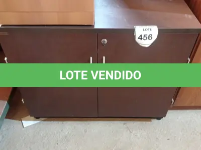 LOTE 456 - 01 ARMÁRIO BAIXO DE 02 PORTAS MADEIRA CLARA. (NO ESTADO EM QUE SE ENCONTRA. SUJEITO A AVARIAS OCULTAS/VISÍVEIS.)