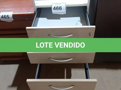 LOTE 466 - 01 GAVETEIRO DE MADEIRA CLARA COM 03 GAVETAS. (NO ESTADO EM QUE SE ENCONTRA. SUJEITO A AVARIAS OCULTAS/VISÍVEIS.)
