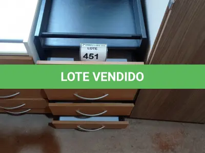 LOTE 451 - 01 GAVETEIRO DE MADEIRA COM 4 GAVETAS. (NO ESTADO EM QUE SE ENCONTRA. SUJEITO A AVARIAS OCULTAS/VISÍVEIS.)