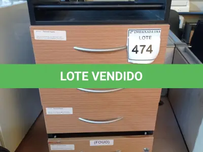 LOTE 474 - 01 GAVETEIRO DE MADEIRA COM 4 GAVETAS. (NO ESTADO EM QUE SE ENCONTRA. SUJEITO A AVARIAS OCULTAS/VISÍVEIS.)