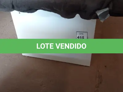 LOTE 415 - 01 MESA BRANCA DE MADEIRA. (NO ESTADO EM QUE SE ENCONTRA. SUJEITO A AVARIAS OCULTAS/VISÍVEIS.)