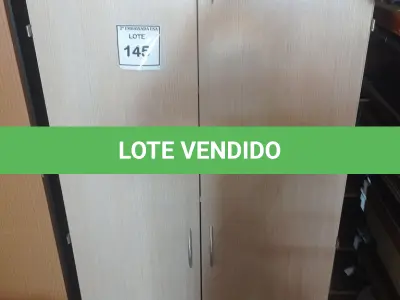 LOTE 145 - 01 ARMÁRIO ALTO EM MADEIRA COM 02 PORTAS. (NO ESTADO EM QUE SE ENCONTRA. SUJEITO A AVARIAS OCULTAS/VISÍVEIS.)