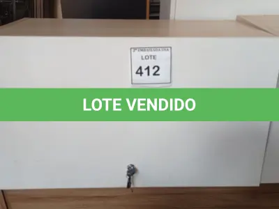 LOTE 412 - 01 ARMÁRIO SUSPENSO EM MADEIRA. (NO ESTADO EM QUE SE ENCONTRA. SUJEITO A AVARIAS OCULTAS/VISÍVEIS.)