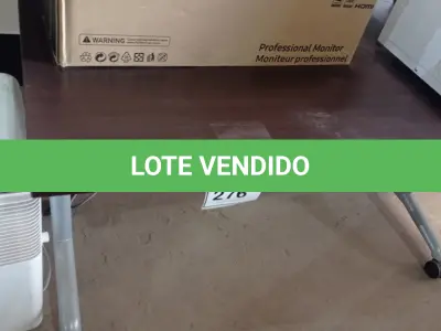 LOTE 276 - 01 MESA COM RODINHAS. (NO ESTADO EM QUE SE ENCONTRA. SUJEITO A AVARIAS OCULTAS/VISÍVEIS.)