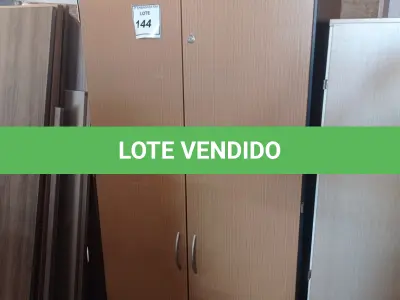 LOTE 144 - 01 ARMÁRIO MADEIRA ESCURA COM 02 PORTAS. (NO ESTADO EM QUE SE ENCONTRA. SUJEITO A AVARIAS OCULTAS/VISÍVEIS.)