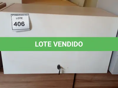LOTE 406 - 01 ARMÁRIO SUSPENSO EM MADEIRA. (NO ESTADO EM QUE SE ENCONTRA. SUJEITO A AVARIAS OCULTAS/VISÍVEIS.)