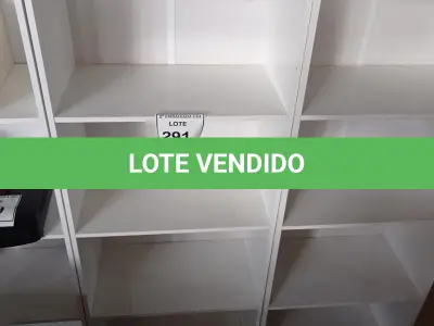 LOTE 291 - 01 ESTANTE BRANCA. (NO ESTADO EM QUE SE ENCONTRA. SUJEITO A AVARIAS OCULTAS/VISÍVEIS.)