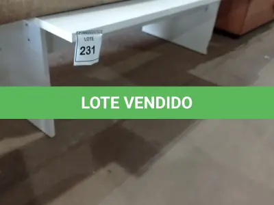 LOTE 231 - 01 MESA BRANCA DE MADEIRA. (NO ESTADO EM QUE SE ENCONTRA. SUJEITO A AVARIAS OCULTAS/VISÍVEIS.)