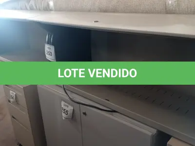 LOTE 253 - 01 ARMÁRIO SUSPENSO DUPLO EM AÇO. (NO ESTADO EM QUE SE ENCONTRA. SUJEITO A AVARIAS OCULTAS/VISÍVEIS.)