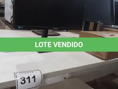 LOTE 311 - 01 MESA BRANCA DE MADEIRA. (NO ESTADO EM QUE SE ENCONTRA. SUJEITO A AVARIAS OCULTAS/VISÍVEIS.)