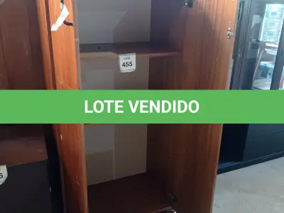 LOTE 455 - 01 ARMÁRIO EM MADEIRA 02 PORTAS. (NO ESTADO EM QUE SE ENCONTRA. SUJEITO A AVARIAS OCULTAS/VISÍVEIS.)