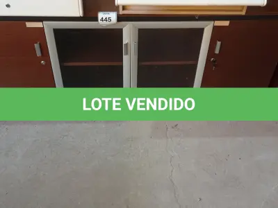 LOTE 445 - 01 RACK EM MADEIRA 04 PORTAS. (NO ESTADO EM QUE SE ENCONTRA. SUJEITO A AVARIAS OCULTAS/VISÍVEIS.)