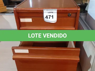 LOTE 471 - 01 GAVETEIRO DE MADEIRA COM 2 GAVETAS. (NO ESTADO EM QUE SE ENCONTRA. SUJEITO A AVARIAS OCULTAS/VISÍVEIS.)