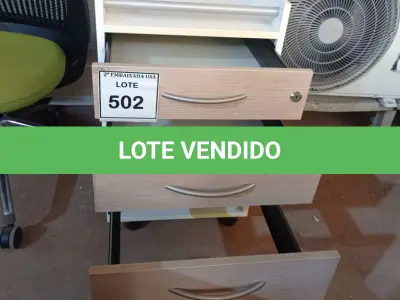 LOTE 502 - 01 GAVETEIRO DE MADEIRA CLARA COM 03 GAVETAS. (NO ESTADO EM QUE SE ENCONTRA. SUJEITO A AVARIAS OCULTAS/VISÍVEIS.)