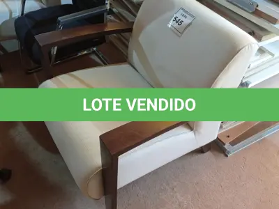 LOTE 545 - 01 POLTRONA (EASY CHAIR). (NO ESTADO EM QUE SE ENCONTRA. SUJEITO A AVARIAS OCULTAS/VISÍVEIS.)