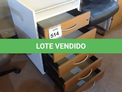 LOTE 514 - 01 GAVETEIRO DE MADEIRA COM 5 GAVETAS. (NO ESTADO EM QUE SE ENCONTRA. SUJEITO A AVARIAS OCULTAS/VISÍVEIS.)