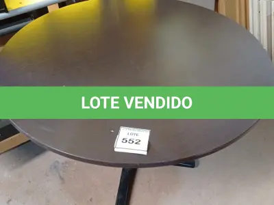 LOTE 552 - 01 MESA REDONDA DE MADEIRA ESCURA. (NO ESTADO EM QUE SE ENCONTRA. SUJEITO A AVARIAS OCULTAS/VISÍVEIS.)