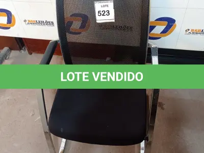 LOTE 523 - 01 CADEIRA DE ESCRITÓRIO. (NO ESTADO EM QUE SE ENCONTRA. SUJEITO A AVARIAS OCULTAS/VISÍVEIS.)