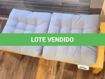 LOTE 006 - 01 BANCO EM MADEIRA COM 02 ACENTOS ESTOFADOS.  (NO ESTADO) ATENÇÃO! FAZER A VISITAÇÃO ANTES DE ARREMATAR, NÃO SABEMOS SE FUNCIONA. LEILÃO NÃO TEM GARANTIA E NEM DEVOLUÇÃO, SUJEITO A POSSÍVEIS AVARIAS VISÍVEIS/OCULTAS E/OU AUSÊNCIA DE COMPONENTES.