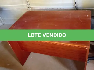 LOTE 535 - 01 MESA DE ESCRITÓRIO EM MADEIRA. (NO ESTADO EM QUE SE ENCONTRA. SUJEITO A AVARIAS OCULTAS/VISÍVEIS.)