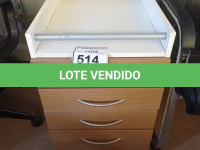 LOTE 514 - 01 GAVETEIRO DE MADEIRA COM 5 GAVETAS. (NO ESTADO EM QUE SE ENCONTRA. SUJEITO A AVARIAS OCULTAS/VISÍVEIS.)