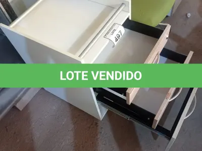 LOTE 497 - 01 GAVETEIRO DE MADEIRA CLARA COM 03 GAVETAS. (NO ESTADO EM QUE SE ENCONTRA. SUJEITO A AVARIAS OCULTAS/VISÍVEIS.)