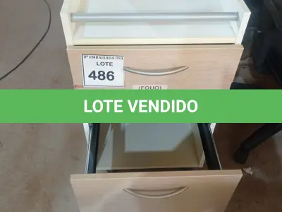LOTE 486 - 01 GAVETEIRO DE MADEIRA CLARA COM 03 GAVETAS. (NO ESTADO EM QUE SE ENCONTRA. SUJEITO A AVARIAS OCULTAS/VISÍVEIS.)
