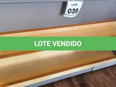 LOTE 039 - 01 BALCÃO EXPOSITOR FERRO E MADEIRA. (NO ESTADO) ATENÇÃO! FAZER A VISITAÇÃO ANTES DE ARREMATAR, NÃO SABEMOS SE FUNCIONA. LEILÃO NÃO TEM GARANTIA E NEM DEVOLUÇÃO, SUJEITO A POSSÍVEIS AVARIAS VISÍVEIS/OCULTAS E/OU AUSÊNCIA DE COMPONENTES.