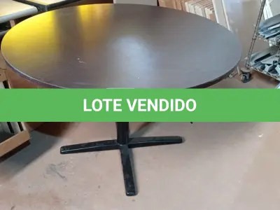 LOTE 552 - 01 MESA REDONDA DE MADEIRA ESCURA. (NO ESTADO EM QUE SE ENCONTRA. SUJEITO A AVARIAS OCULTAS/VISÍVEIS.)