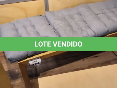 LOTE 024 - 01 BANCO EM MADEIRA COM 02 ACENTOS ESTOFADOS.  (NO ESTADO) ATENÇÃO! FAZER A VISITAÇÃO ANTES DE ARREMATAR, NÃO SABEMOS SE FUNCIONA. LEILÃO NÃO TEM GARANTIA E NEM DEVOLUÇÃO, SUJEITO A POSSÍVEIS AVARIAS VISÍVEIS/OCULTAS E/OU AUSÊNCIA DE COMPONENTES.