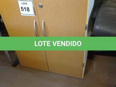LOTE 518 - 01 ARMÁRIO BAIXO DE 02 PORTAS MADEIRA CLARA. (NO ESTADO EM QUE SE ENCONTRA. SUJEITO A AVARIAS OCULTAS/VISÍVEIS.)
