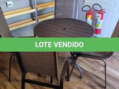 LOTE 014 - 01 MESA REDONDA EM ALUMÍNIO COM 04 CADEIRAS. (NO ESTADO) ATENÇÃO! FAZER A VISITAÇÃO ANTES DE ARREMATAR, NÃO SABEMOS SE FUNCIONA. LEILÃO NÃO TEM GARANTIA E NEM DEVOLUÇÃO, SUJEITO A POSSÍVEIS AVARIAS VISÍVEIS/OCULTAS E/OU AUSÊNCIA DE COMPONENTES.