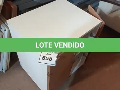LOTE 558 - 01 ARMÁRIO BAIXO DE 02 PORTAS MADEIRA CLARA. (NO ESTADO EM QUE SE ENCONTRA. SUJEITO A AVARIAS OCULTAS/VISÍVEIS.)