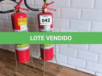 LOTE 042 - 02 EXTINTORES ABC DE PÓ QUÍMICO. (NO ESTADO) ATENÇÃO! FAZER A VISITAÇÃO ANTES DE ARREMATAR, NÃO SABEMOS SE FUNCIONA. LEILÃO NÃO TEM GARANTIA E NEM DEVOLUÇÃO, SUJEITO A POSSÍVEIS AVARIAS VISÍVEIS/OCULTAS E/OU AUSÊNCIA DE COMPONENTES.