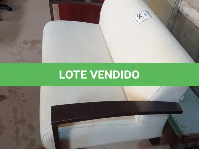 LOTE 542 - 01 SOFÁ DE 02 LUGARES. (LOVESEAT) (NO ESTADO EM QUE SE ENCONTRA. SUJEITO A AVARIAS OCULTAS/VISÍVEIS.)