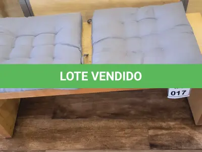 LOTE 017 - 01 BANCO EM MADEIRA COM 02 ACENTOS ESTOFADOS.  (NO ESTADO) ATENÇÃO! FAZER A VISITAÇÃO ANTES DE ARREMATAR, NÃO SABEMOS SE FUNCIONA. LEILÃO NÃO TEM GARANTIA E NEM DEVOLUÇÃO, SUJEITO A POSSÍVEIS AVARIAS VISÍVEIS/OCULTAS E/OU AUSÊNCIA DE COMPONENTES.