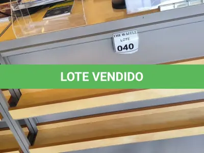 LOTE 040 - 01 BALCÃO EXPOSITOR FERRO E MADEIRA. (NO ESTADO) ATENÇÃO! FAZER A VISITAÇÃO ANTES DE ARREMATAR, NÃO SABEMOS SE FUNCIONA. LEILÃO NÃO TEM GARANTIA E NEM DEVOLUÇÃO, SUJEITO A POSSÍVEIS AVARIAS VISÍVEIS/OCULTAS E/OU AUSÊNCIA DE COMPONENTES.