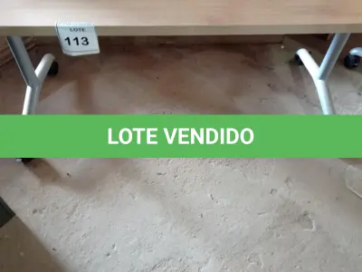 LOTE 113 - 01 MESA COM RODINHAS (NO ESTADO EM QUE SE ENCONTRA. SUJEITO A AVARIAS OCULTAS/VISÍVEIS.)