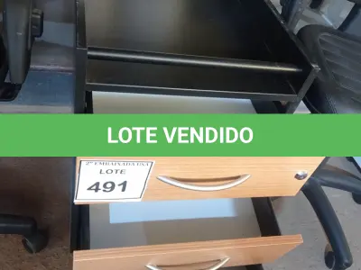 LOTE 491 - 01 GAVETEIRO DE MADEIRA COM 4 GAVETAS. (NO ESTADO EM QUE SE ENCONTRA. SUJEITO A AVARIAS OCULTAS/VISÍVEIS.)