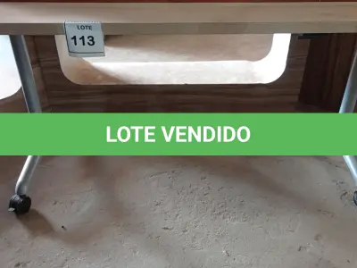 LOTE 113 - 01 MESA COM RODINHAS (NO ESTADO EM QUE SE ENCONTRA. SUJEITO A AVARIAS OCULTAS/VISÍVEIS.)