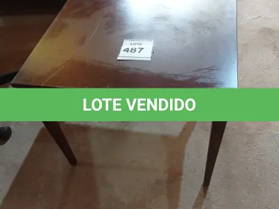 LOTE 487 - 01 MESA DE CENTRO. (NO ESTADO EM QUE SE ENCONTRA. SUJEITO A AVARIAS OCULTAS/VISÍVEIS.)