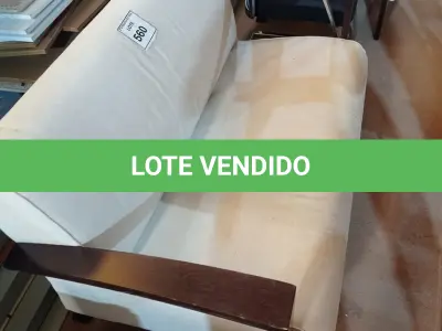 LOTE 560 - 01 SOFÁ DE 02 LUGARES. (LOVESEAT) (NO ESTADO EM QUE SE ENCONTRA. SUJEITO A AVARIAS OCULTAS/VISÍVEIS.)