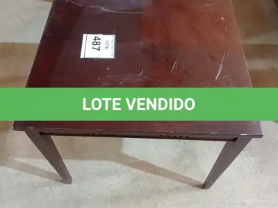 LOTE 487 - 01 MESA DE CENTRO. (NO ESTADO EM QUE SE ENCONTRA. SUJEITO A AVARIAS OCULTAS/VISÍVEIS.)
