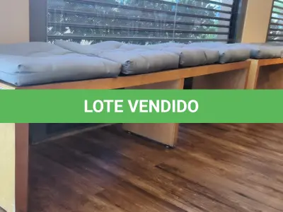 LOTE 001 - 01 BANCO EM MADEIRA COM 04 ACENTOS ESTOFADOS.  (NO ESTADO) ATENÇÃO! FAZER A VISITAÇÃO ANTES DE ARREMATAR, NÃO SABEMOS SE FUNCIONA. LEILÃO NÃO TEM GARANTIA E NEM DEVOLUÇÃO, SUJEITO A POSSÍVEIS AVARIAS VISÍVEIS/OCULTAS E/OU AUSÊNCIA DE COMPONENTES.